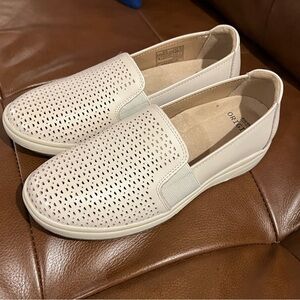 NWOT Earth Origins Elin Sneaker Size 6.5